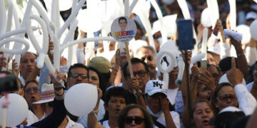 Miles de personas marchan en Chilpancingo para exigir justicia por el asesinato del alcalde Alejandro Arcos
