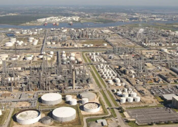 Fuga de químico en refinería Deer Park deja dos muertos y 13 heridos: Pemex