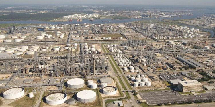 Fuga de químico en refinería Deer Park deja dos muertos y 13 heridos: Pemex