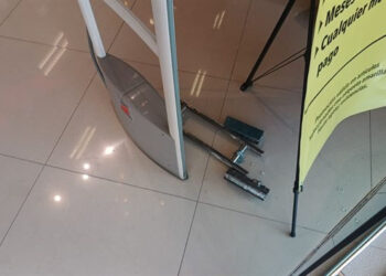 Delincuentes quiebran cristales y saquean negocio de plaza comercial en Culiacán