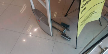 Delincuentes quiebran cristales y saquean negocio de plaza comercial en Culiacán