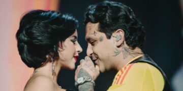 Nodal olvida su demanda en Colombia, aparece en aquel país y protagoniza un romántico beso con su esposa Ángela Aguillar