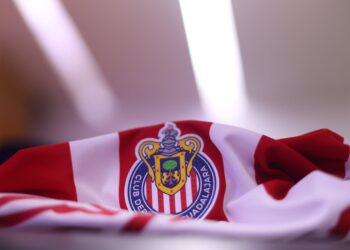 Piojo Alvarado acepta fue él quien detonó cohetón hacia la prensa en conferencia de Chivas y ofrece disculpas