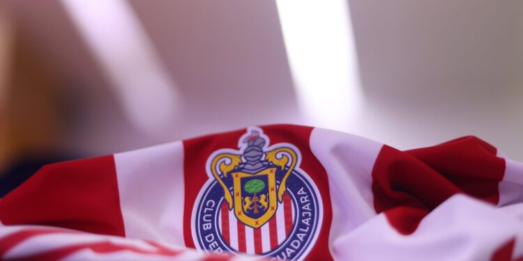 Piojo Alvarado acepta fue él quien detonó cohetón hacia la prensa en conferencia de Chivas y ofrece disculpas