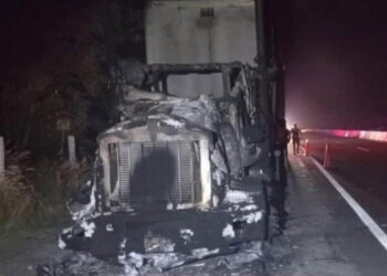 Se incendia tráiler en la autopista La Costera por aparente falla mecánica