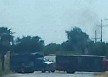 Con camiones despojados bloquean la carretera Culiacán – El dorado