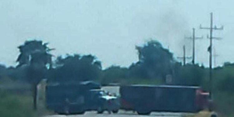 Con camiones despojados bloquean la carretera Culiacán – El dorado