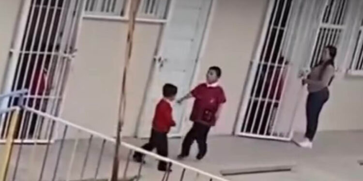 Encierran a niño de preescolar en salón de clases de Guanajuato; entre lágrimas, suplica que lo dejen salir