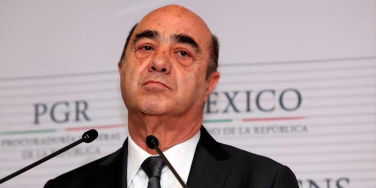 Tribunal niega libertad provisional a Murillo Karam; magistrados alertan riesgo de que el ex titular de la PGR evada la justicia