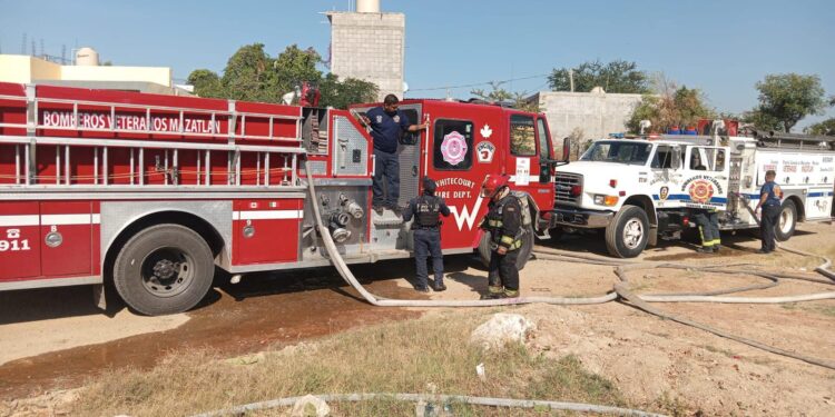 Incendio consume dos viviendas de madera en la invasión Rincón de Mazatlán