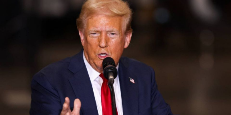 Donald Trump amaga a México con imponer aranceles del 25% si no frena la migración