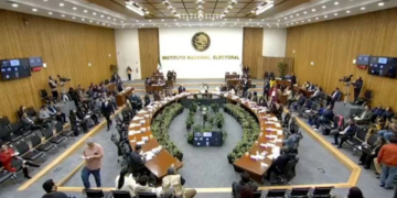 Juez multa con 54 mil pesos a cada consejero del INE por incumplir suspensión contra la elección judicial