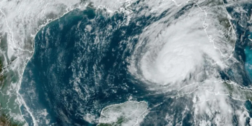 El huracán Rafael, debilitado a categoría 2, deambula por el Golfo de México