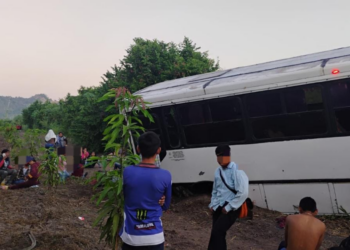 Camión de jornaleros se sale de la carretera El Trébol en Escuinapa