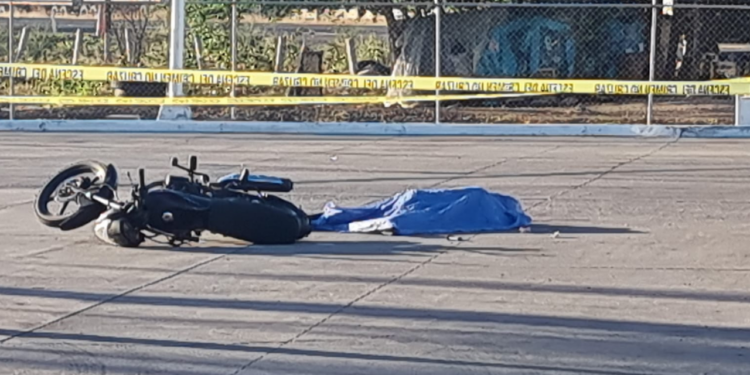 Ejecutan a joven motociclista afuera de gasolinera en la sindicatura de Costa Rica en Culiacán