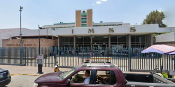 Mujer da a luz en baños de un hospital del IMSS en SLP; estuvo esperando 4 horas para ser atendida