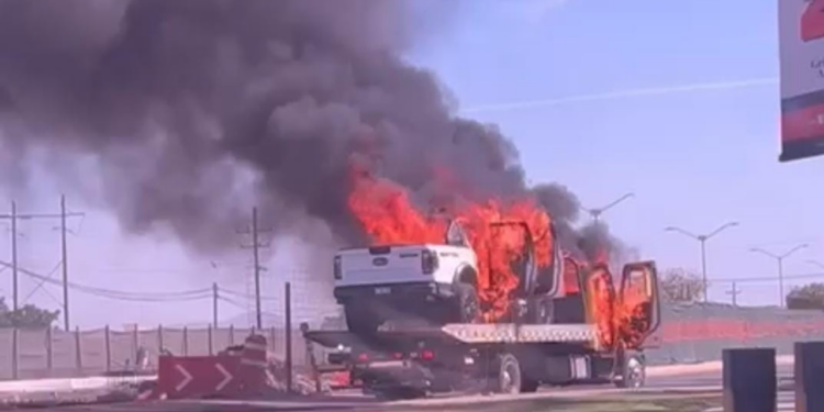 Se incendia grúa que transportaba una camioneta en Culiacán