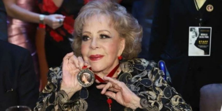 En estado crítico, actualizan el reporte de salud de Silvia Pinal; familiares piden privacidad