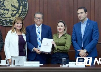 Entrega Feliciano Castro Tercer Informe de Gobierno de Rubén Rocha Moya al Congreso de Sinaloa