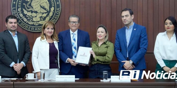 Entrega Feliciano Castro Tercer Informe de Gobierno de Rubén Rocha Moya al Congreso de Sinaloa