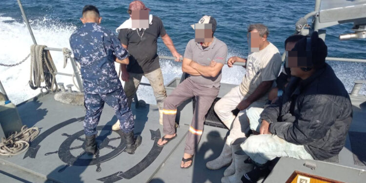 Marina rescata a seis tripulantes de buque camaronero de Mazatlán