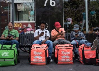 Personas pensionadas piden aclarar reforma trabajo en plataformas digitales