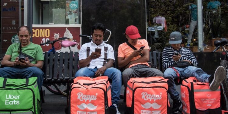 Personas pensionadas piden aclarar reforma trabajo en plataformas digitales