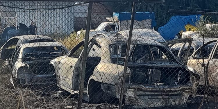 Trece vehículos resultan dañados por un incendio de un yonque en la colonia 21 de marzo en Culiacán