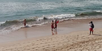 Turista de Michoacán es puesto a salvo en playa de Mazatlán