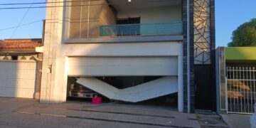 Tumban portón y se roban vehículo de una casa en la Toledo en Culiacán
