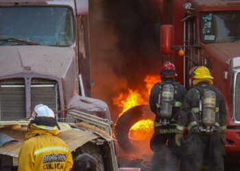 Se incendia yarda de tráilers al sur de Culiacán dejando graves daños en varias unidades