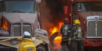 Se incendia yarda de tráilers al sur de Culiacán dejando graves daños en varias unidades