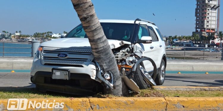 Camioneta choca contra palmera de camellón en el malecón de Mazatlán