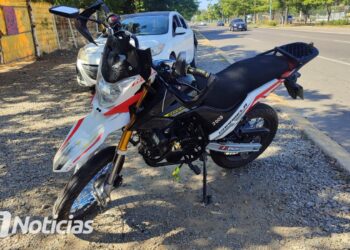 Motociclista choca contra automóvil que le corta el paso frente al parque central