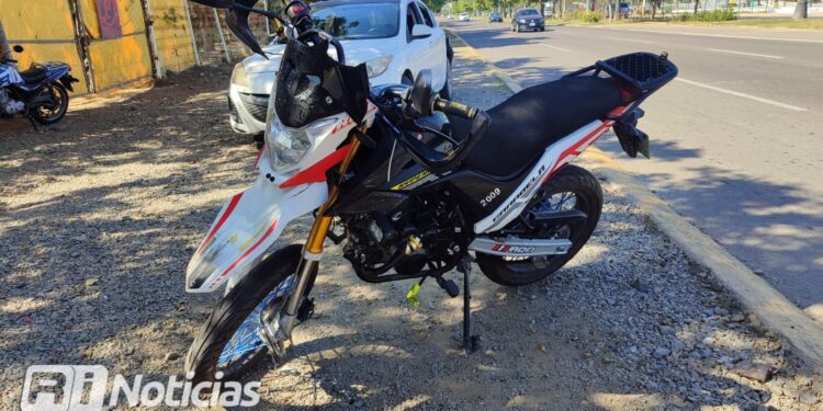 Motociclista choca contra automóvil que le corta el paso frente al parque central
