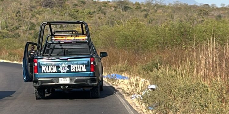 Localizan hombre “encobijado” sobre la carretera a la Pitahayita en Culiacán