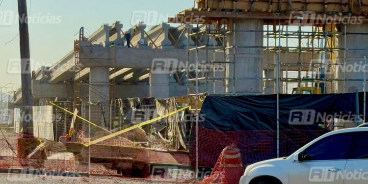 ¡Ya se ve el trabajo!, pero la obra sigue provocando caos vial en el puente de la Colosio