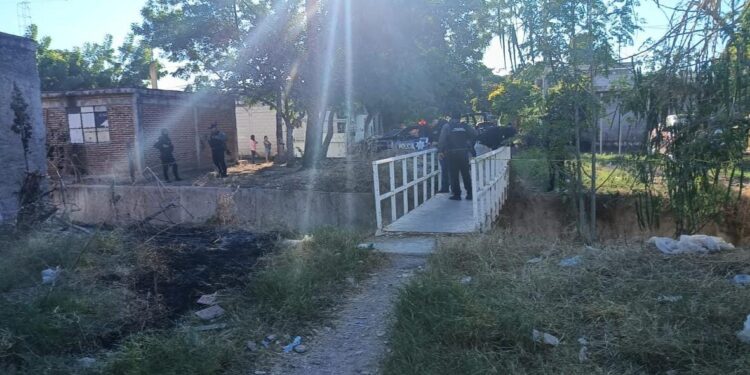 Localizan a hombre sin vida en aguas de canal pluvial en la colonia López Mateos en Culiacán