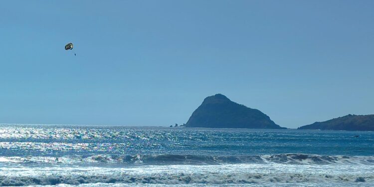 Cae paracaídas al mar por volcadura de lancha que lo jalaba