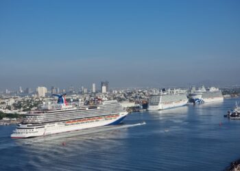 Mazatlán cierra noviembre con arribo triple de cruceros