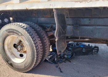 Joven motociclista pierde la vida en accidente contra camión de volteo en Villa Unión