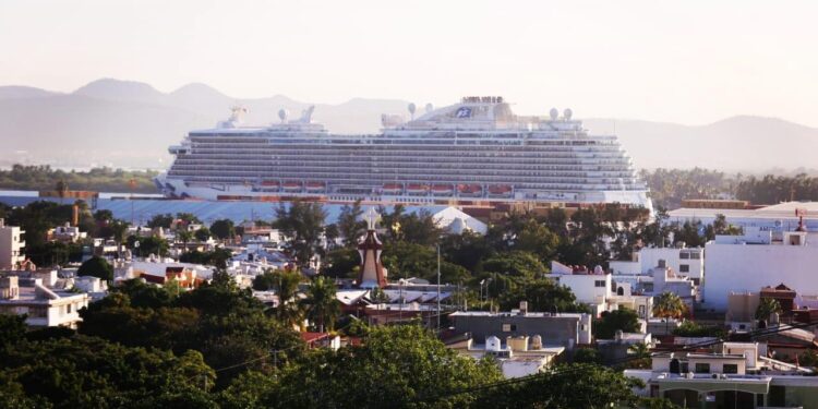 Arriba crucero Majestic Princess a Mazatlán con más de 3 mil pasajeros