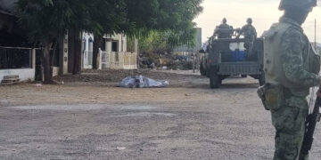 Encuentran a persona sin vida envuelta en una lona de publicidad en Sanalona