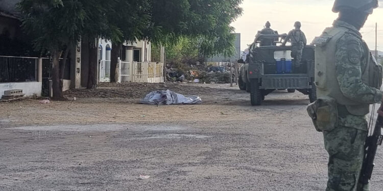 Encuentran a persona sin vida envuelta en una lona de publicidad en Sanalona