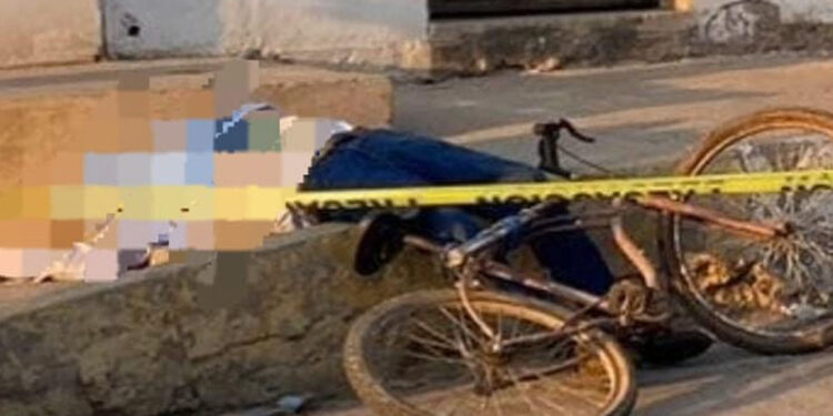 Localizan a adulto mayor sin vida en una banqueta en Villa Unión