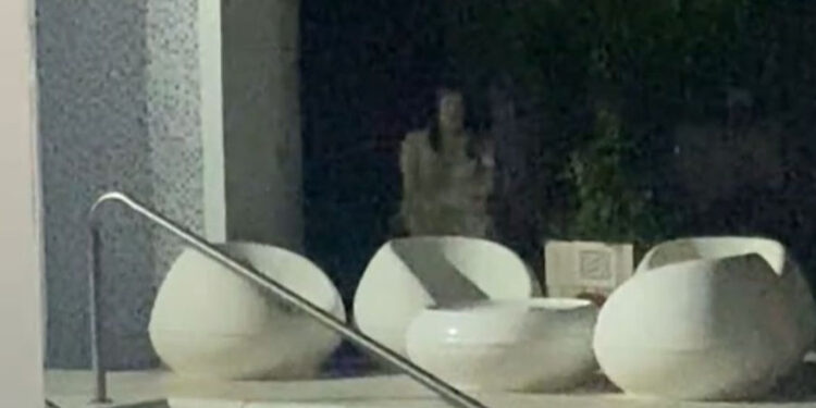 Amigos se encontraban cenando mientras una misteriosa criatura los observaba