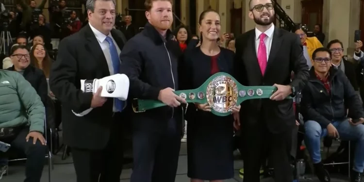 ‘Canelo’ Álvarez y CMB visitan a Sheinbaum; le entregan cinturón de campeona mundial y “guantes de la paz”