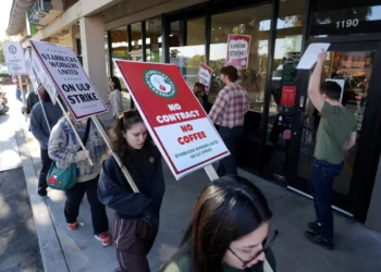 Huelga de Starbucks se expande y cierra casi 60 de sus tiendas en EU