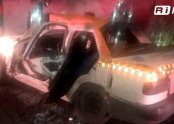 Taxi se pasa el alto, choca y mueren sus dos pasajeros