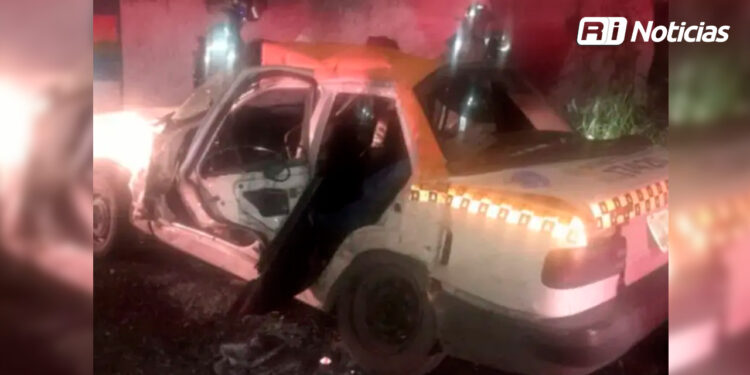 Taxi se pasa el alto, choca y mueren sus dos pasajeros